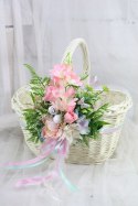 Koszyk wielkanocny na święconkę udekorowany kwiatami zdobiony koszyczek