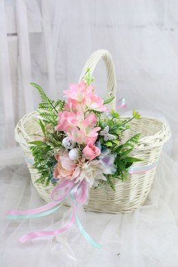 Koszyk wielkanocny na święconkę udekorowany kwiatami zdobiony koszyczek
