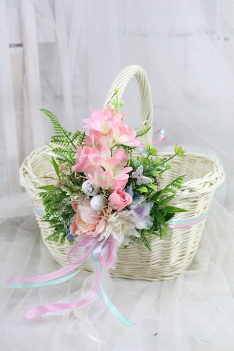 Koszyk wielkanocny na święconkę udekorowany kwiatami zdobiony koszyczek