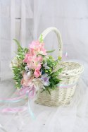 Koszyk wielkanocny na święconkę udekorowany kwiatami zdobiony koszyczek