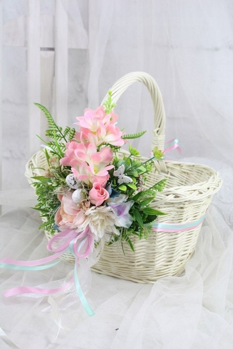 Koszyk wielkanocny na święconkę udekorowany kwiatami zdobiony koszyczek