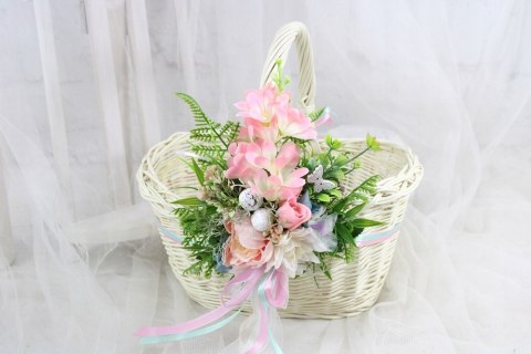 Koszyk wielkanocny na święconkę udekorowany kwiatami zdobiony koszyczek