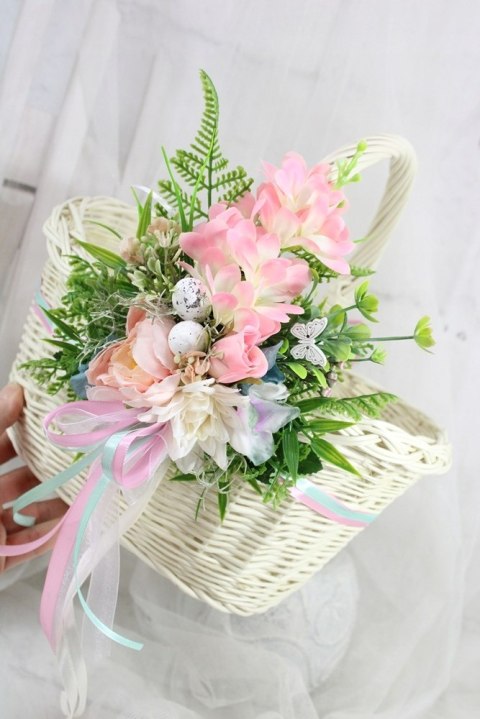 Koszyk wielkanocny na święconkę udekorowany kwiatami zdobiony koszyczek