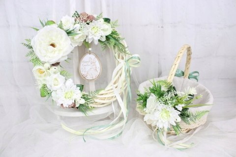 Koszyk wielkanocny na święconkę udekorowany kwiatami zdobiony koszyczek