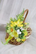 Koszyk wielkanocny udekorowany kwiatami koszyczek do święcenia
