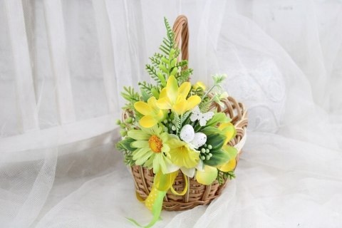 Koszyk wielkanocny udekorowany kwiatami koszyczek do święcenia