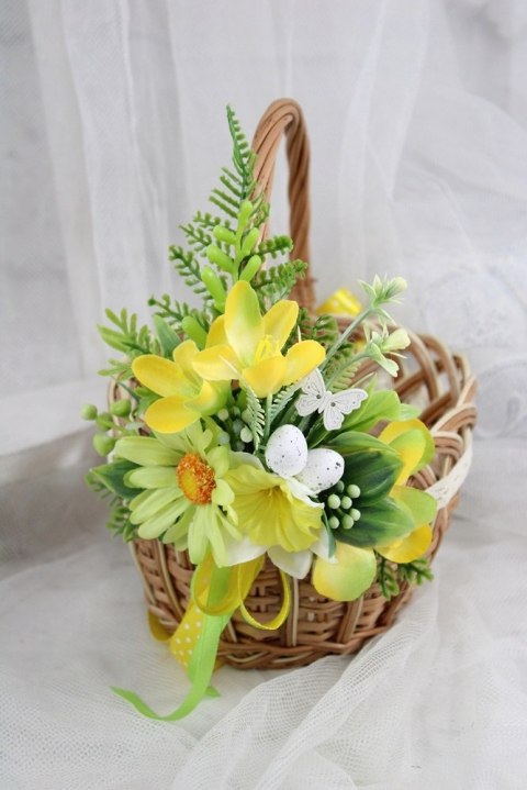 Koszyk wielkanocny udekorowany kwiatami koszyczek do święcenia