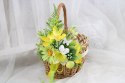 Koszyk wielkanocny udekorowany kwiatami koszyczek do święcenia