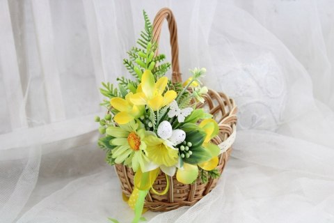 Koszyk wielkanocny udekorowany kwiatami koszyczek do święcenia