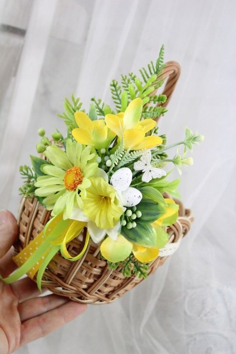 Koszyk wielkanocny udekorowany kwiatami koszyczek do święcenia