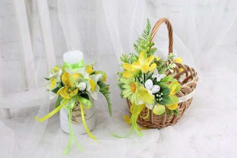 Koszyk wielkanocny udekorowany kwiatami koszyczek do święcenia
