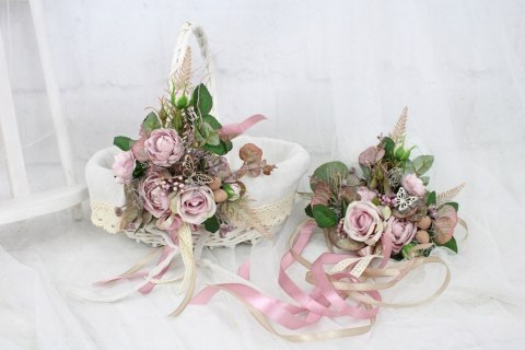 Koszyk wielkanocny udekorowany kwiatami koszyczek do święcenia