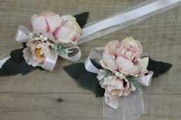 Kotylion na rękę lub przypinka peonia PUDROWY RÓŻ studniówka